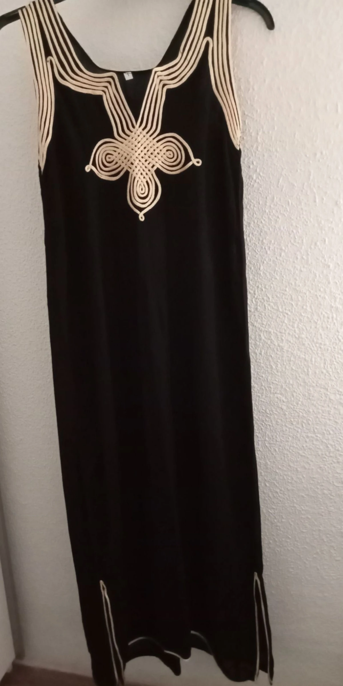 Vestido negro bordado 